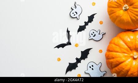 Joyeux Halloween fête ensemble plat composition avec de jolies décorations. Vue de dessus citrouilles, fantômes, chauves-souris sur fond blanc. Banque D'Images