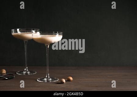 Cocktail d'Alexandre au brandy avec muscade, espace de copie. Recette de boisson de cocktail de vacances - eau-de-vie alexander. Banque D'Images