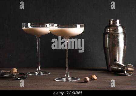 Cocktail d'Alexandre au brandy avec muscade. Recette de boisson de cocktail de vacances - eau-de-vie alexander. Banque D'Images