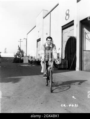 CARY GRANT 1942 équitation vélo sur Studio beaucoup de publicité à l'époque il faisait UNE FOIS SUR Une LUNE DE MIEL pour RKO radio Pictures Banque D'Images