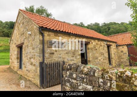 Petit bâtiment en pierre du musée aux ruines de l'abbaye de Rievaulx près de Helmsley dans le parc national des Moors de North York, en Angleterre. Banque D'Images