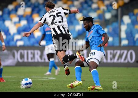 Naples, Italie. 11 septembre 2021. Adrien Rabiot de Juventus FC et Andre Zambo Anguissa de SSC Napoli se disputent le ballon lors de la série Un match de football entre SSC Napoli et Juventus FC au stade Diego Armando Maradona à Napoli (Italie), le 11 septembre 2021. Photo Andrea Staccioli/Insidefoto crédit: Insidefoto srl/Alamy Live News Banque D'Images