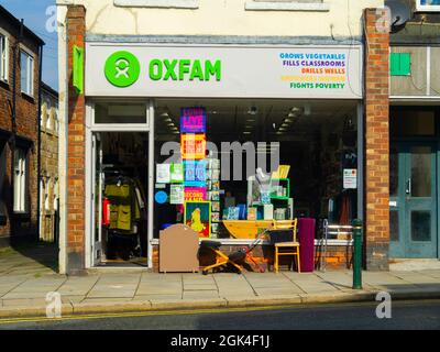 Extérieur de la petite boutique Oxfam Charity Banque D'Images