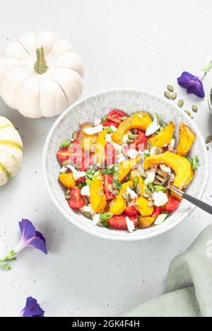 Salade de citrouille avec fromage, graines de citrouille et mini tomates Banque D'Images