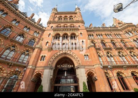 Londres - 2021 septembre : l'hôtel Marriott Renaissance St Pancras, un imposant hôtel historique relié à la gare internationale de St Pancras Banque D'Images