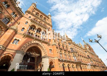 Londres - 2021 septembre : l'hôtel Marriott Renaissance St Pancras, un imposant hôtel historique relié à la gare internationale de St Pancras Banque D'Images