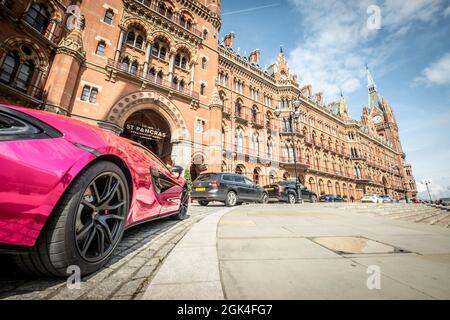 Londres - 2021 septembre : l'hôtel Marriott Renaissance St Pancras, un imposant hôtel historique relié à la gare internationale de St Pancras Banque D'Images