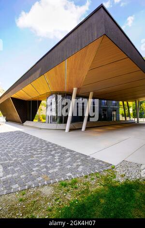 Vue sur la salle de concert Andermatt. Andermatt est un village de montagne et une commune suisse du canton d'Uri. Banque D'Images