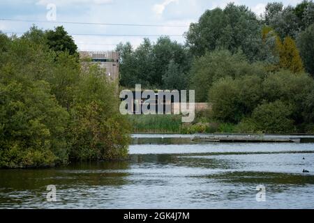 Le point d'information Bittern et la cachette d'oiseau sur les rives du lac Hooksmarsh dans le parc régional de Lee Valley près de Cheshunt dans le Hertfordshire Banque D'Images