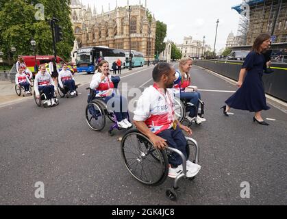 Équipe GB paralympiques arrivant au Parlement de Londres. Date de la photo: Lundi 13 septembre 2021. Banque D'Images
