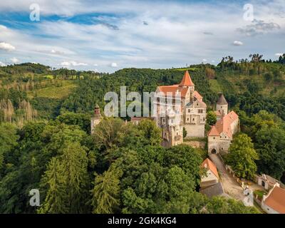 Magnifique vue panoramique sur le château médiéval historique de Pernstejn, République tchèque Banque D'Images