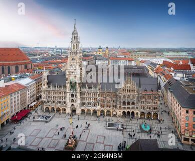 Vue aérienne de la place Marienplatz et de la nouvelle mairie (Neues Rathaus) au coucher du soleil - Munich, Bavière, Allemagne Banque D'Images