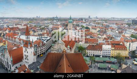 Vue panoramique aérienne de Munich avec la vieille mairie (Altes Rathaus), l'église Heiliggeistkirche et Viktualienmarkt - Munich, Bavière, Allemagne Banque D'Images