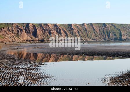 Les falaises de Filey Brigg, Filey Beach, côte est du Yorkshire du Nord, avec des vacanciers, nord de l'Angleterre, Royaume-Uni Banque D'Images