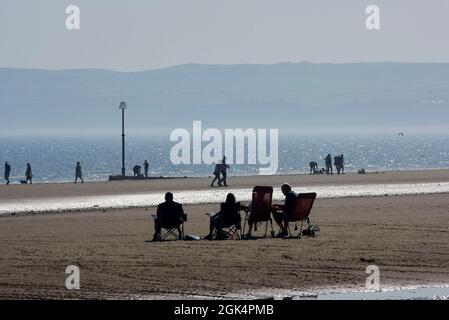 Personnes marchant sur Filey Beach, côte est du Yorkshire du Nord, occupé avec des vacanciers, Angleterre du Nord, Royaume-Uni Banque D'Images