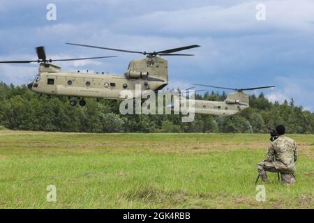 SPC de l'armée américaine. Nathaniel Gayle, spécialiste des affaires publiques en communication de masse affecté au 22e détachement des affaires publiques mobiles, documente la 1re Brigade de l'aviation de combat, 1re Division d'infanterie CH-47 des hélicoptères Chinook se lèvent pour l'entraînement par armes aériennes dans la zone d'entraînement de Grafenwoehr du 7e Commandement de l'entraînement de l'Armée de terre, Allemagne, le 4 août 2021. Banque D'Images