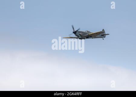 BBMF Supermarine Spitfire TE311 exécutant un flicast au salon de l'air et de la campagne d'Abingdon, le samedi 11 septembre 2021 Banque D'Images