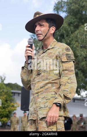 Le major général de l'armée australienne Jake Ellwood, commandant de la Force opérationnelle interarmées 660, partage sa confiance dans l'interopérabilité des États-Unis et de l'Australie lors d'une cérémonie de remise des prix dans le cadre de l'exercice Talisman Sabre 21 à la caserne Lavarack à Townsville, Queensland, Australie, le 1er août 2021. Les parachutistes de l’armée américaine ont gagné leurs ailes de parachutistes australiennes honorifiques le 28 juillet 2021, où ils ont mené une opération de parachute pour sécuriser le « Drop zone Kangaroo » près de Charter Towers, Queensland, Australie. TS21 est le plus grand exercice militaire d'Australie avec les États-Unis et est une démonstration de la stro Banque D'Images