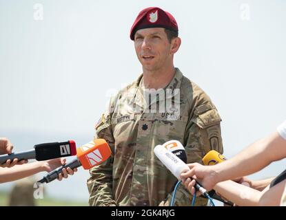 Lieutenant-colonel Ari Martyn de l'armée américaine, commandant, quartier général, 1er Escadron, 91e Régiment de cavalerie, La 173e Brigade aéroportée (Airborne) s'adresse aux médias lors de l'Agile Spirit 2021 à l'aire d'entraînement de Vaziani, en Géorgie, le 27 juillet 2021. Agile Spirit 2021 est un exercice multinational conjoint, co-dirigé par les forces de défense géorgiennes et l'armée américaine Europe et Afrique. Du 26 juillet au 6 août 2021, l'exercice au niveau de la brigade comprend un exercice de poste de commandement simulé, un exercice d'entraînement sur le terrain et des feux vivants combinés d'armes au niveau du bataillon multinational conjoint. Agile Spirit améliore les États-Unis, géorgien, allié Banque D'Images