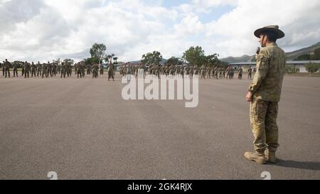 Le major général de l'armée australienne Jake Ellwood, commandant de la Force opérationnelle interarmées 660, partage sa confiance dans l'interopérabilité des États-Unis et de l'Australie lors d'une cérémonie de remise des prix dans le cadre de l'exercice Talisman Sabre 21 à la caserne Lavarack à Townsville, Queensland, Australie, le 1er août 2021. Les parachutistes de l’armée américaine ont gagné leurs ailes de parachutistes australiennes honorifiques le 28 juillet 2021, où ils ont mené une opération de parachute pour sécuriser le « Drop zone Kangaroo » près de Charter Towers, Queensland, Australie. TS21 est le plus grand exercice militaire d'Australie avec les États-Unis et est une démonstration de la stro Banque D'Images