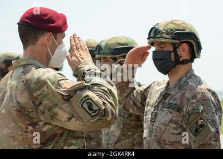 Lieutenant-colonel Ari Martyn de l'armée américaine, commandant, quartier général, 1er Escadron, 91e Régiment de cavalerie, 173e Brigade aéroportée, épingles des ailes aériennes sur un soldat de la Force de défense géorgienne pendant l'Agile Spirit 2021 à la zone d'entraînement de Vaziani, en Géorgie, le 27 juillet 2021. Agile Spirit 2021 est un exercice multinational conjoint, co-dirigé par les forces de défense géorgiennes et l'armée américaine Europe et Afrique. Du 26 juillet au 6 août 2021, l'exercice au niveau de la brigade comprend un exercice de poste de commandement simulé, un exercice d'entraînement sur le terrain et des feux vivants combinés d'armes au niveau du bataillon multinational conjoint. L'esprit agile améliore Banque D'Images