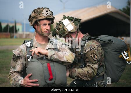 Les parachutistes de l'armée américaine affectés au 1er Escadron, 91e Régiment de cavalerie, 173e Brigade aéroportée s'aident mutuellement à truquer leurs parachutes T-11 avant un exercice aérien binational dans le cadre de l'exercice Agile Spirit 21 dans la zone d'entraînement de Vaziani à Tbilissi, en Géorgie, le 1er août 2021. Agile Spirit 2021 est un exercice multinational conjoint, co-dirigé par les forces de défense géorgiennes et l'armée américaine Europe et Afrique. Du 26 juillet au 6 août 2021, l'exercice de niveau brigade comprend un exercice de poste de commandement simulé, un exercice d'entraînement sur le terrain et un co de niveau bataillon multinational conjoint Banque D'Images