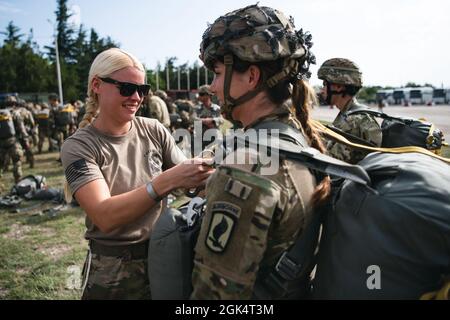 Un capitaine de file de l'armée américaine affecté au 1er Escadron, 91e Régiment de cavalerie, 173e Brigade aéroportée aide un parachutiste à truquer un parachute T-11 avant un exercice aérien binational dans le cadre de l'exercice Agile Spirit 21 dans la zone d'entraînement de Vaziani à Tbilissi, en Géorgie, le 1er août 2021. Agile Spirit 2021 est un exercice multinational conjoint, co-dirigé par les forces de défense géorgiennes et l'armée américaine Europe et Afrique. Du 26 juillet au 6 août 2021, l'exercice au niveau de la brigade comprend un exercice de poste de commandement simulé, un exercice d'entraînement sur le terrain et un bataillon multinational mixte de haut niveau Banque D'Images