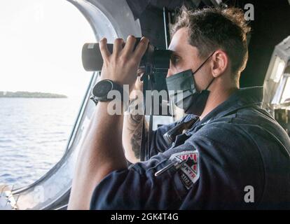 OCÉAN PACIFIQUE (août 1, 2021) le compagnon de Gunner de 1ère classe Joseph Quartararo, de Staten Island, N.Y., est une montre d'observation sur le pont à bord du navire de combat littoral variante Independence USS Jackson (LCS 6). Le navire de combat littoral (LCS) est une plate-forme rapide, agile et axée sur la mission, conçue pour fonctionner dans des environnements proches du littoral, qui permet de lutter contre les menaces côtières du XXIe siècle. Le LCS est capable de soutenir la présence directe, la sécurité maritime, le contrôle maritime et la dissuasion. Jackson effectue des opérations de routine dans la zone d'exploitation de la 3e flotte des États-Unis. Banque D'Images