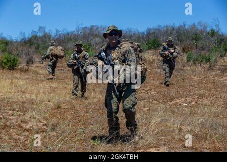 Les Marines des États-Unis, avec le 1er Bataillon, 23e Régiment des Marines, 4e Division des Marines, patrouillent vers leur prochain point de contrôle lors de la compétition d'escouade de fusil de division sur le camp de base du corps des Marines Pendleton, Californie, le 1er août 2021. Le concours a été conçu pour tester les compétences des Marines et déterminer la meilleure équipe au sein de la 4e Division, ainsi que pour élever le niveau d’excellence tactique dans l’ensemble de la division. Depuis 2001, les unités de la Réserve des Forces maritimes emploient continuellement des marins et des marins de la Réserve. Banque D'Images