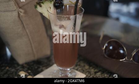 A Singapore Sling au Raffles Hotel long Bar. Banque D'Images