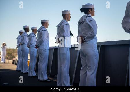 210802-N-YN807-1159 SAN DIEGO (2 août 2021) des marins affectés au porte-avions de la classe Nimitz USS Carl Vinson (CVN 70) ont les rails sur le pont de vol, 2 août 2021. Le Groupe de grève Carl Vinson (CVCSG), dirigé par Carrier Strike Group (CSG) 1, a été déployé à partir de San Diego pour soutenir les opérations de sécurité maritime mondiales. Banque D'Images