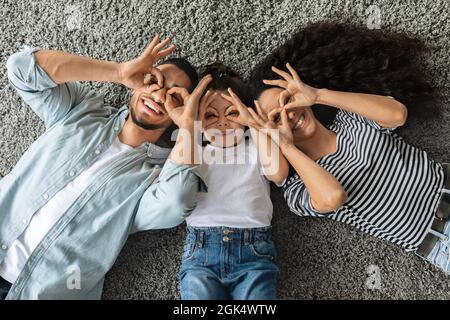 Famille arabe de trois s'amuser ensemble à la maison Banque D'Images