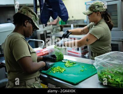 Les aviateurs et les soldats de l'équipe des Services préparent le petit déjeuner pour près de 250 aviateurs, soldats, marins et Marines déployés à Douvres, Delaware pour le #CentralDelawarePartnershipforHope2021 Programme de formation de préparation innovante 2 août 2021. L'équipe a préparé et emballé plus de 500 repas par jour. À Douvres, le personnel fournira gratuitement des services essentiels aux communautés tout en offrant au personnel une expérience pratique dans leur domaine et en partageant les meilleures pratiques entre les services. Banque D'Images