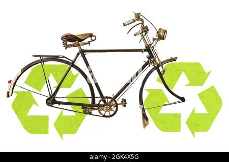 Vélo rouillé d'époque avec symboles de recyclage comme roues isolées sur un fond blanc Banque D'Images