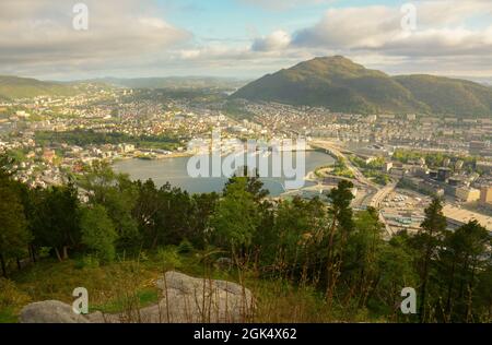 Vue magnifique sur la ville de Bergen depuis un point de vue sur le mont Floyen à Bergen, Norvège. Ville dans la municipalité de Hordaland. Banque D'Images