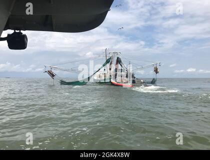 Une station de garde côtière Grand Isle bateau d'intervention de 45 pieds-équipage moyen medevacs un pêcheur de 50 ans, qui souffrait apparemment de symptômes ressemblant à une crise de chaleur, du bateau de pêche commerciale de 67 pieds Miss Melissa, le 3 août 2021, a été transféré en toute sécurité à l'attente des services médicaux d'urgence à la station. Banque D'Images