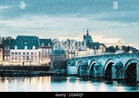 Vue d'hiver sur le célèbre pont hollandais Sint Servaas avec Lumières dans le centre-ville de Maastricht Banque D'Images