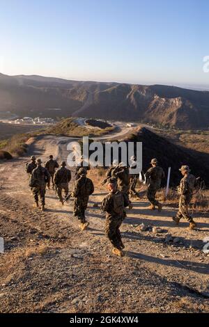 Les Marines des États-Unis, avec le 1er Bataillon, 23e Régiment des Marines, 4e Division des Marines, patrouillent dans “The Reaper” lors de la compétition de tir de division sur le camp de base du corps des Marines Pendleton, Californie, 3 août 2021. Le concours a été conçu pour tester les compétences des Marines et déterminer la meilleure équipe au sein de la 4e Division, ainsi que pour élever le niveau d’excellence tactique dans l’ensemble de la division. Depuis 2001, les unités de la Réserve des Forces maritimes emploient continuellement des marins et des marins de la Réserve. Banque D'Images