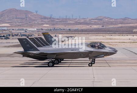 Les chasseurs F-35A Lightning II, affectés au 421e Escadron de combat, base aérienne de Hill, Utah, attendent le décollage pour une mission du drapeau rouge 21-3 à la base aérienne de Nellis, Nevada, le 2 août 2021. Le drapeau rouge a lieu sur la gamme d'essais et d'entraînement du Nevada, qui possède le plus grand espace terrestre contigu disponible pour les opérations militaires, et abrite l'environnement d'essais et d'entraînement aérien le plus avancé. Banque D'Images