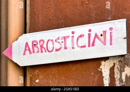 Panneau indiquant où manger l'arrosticini, le plat de viande typique des Abruzzes Banque D'Images