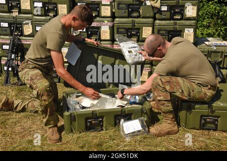 SPC de l'armée américaine. Eli Fox et Sgt. Stephen Sorleder, tous deux des médecins de combat de la 206e Medical Company Area support, Kansas City, Missouri, réapprovisionne les trousses médicales pendant la grève du Nord 21-2 au Camp Grayling joint Mormaniement Training Center, Grayling, Michigan, 3 août 2021. Northern Strike optimise la préparation au combat en offrant une formation flexible et rentable allant des compétences tactiques individualisées aux environnements de menace contestée par les pairs et d'armes combinées axés sur l'intégration des forces communes et de la coalition et la convergence des domaines. Banque D'Images