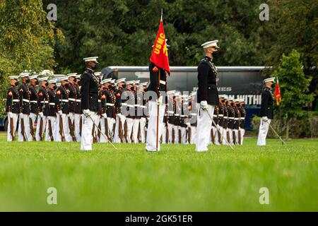 Les Marines et les casernes marines de Washington se tiennent à la position d'attention lors de la parade du coucher du soleil au Monument commémoratif de guerre du corps des Marines, à Arlington, en Virginie, en août 3, 2021. L'invité d'honneur pour la soirée était M. Erik Raven, directeur de la majorité du personnel du Comité des crédits du Sénat-Défense, et le responsable hôte était Brig. Général Eric Austin, directeur, Direction du développement des capacités. Banque D'Images