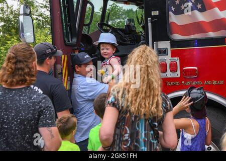 Le Service de police de Minot organise la soirée nationale au parc Roosevelt le 3 août 2021, à Minot, Dakota du Nord. Événement annuel de Minot depuis 2010, il encourage les partenariats entre la police et la communauté et présente l'hélicoptère Criticaire NorthStar, les premiers intervenants, la musique, les jeux, la nourriture, Prix, stands éducatifs, démonstrations K-9, véhicules blindés et équipement des forces de l'ordre, y compris les forces de sécurité de la Force aérienne des États-Unis et le Bureau des enquêtes spéciales. Banque D'Images