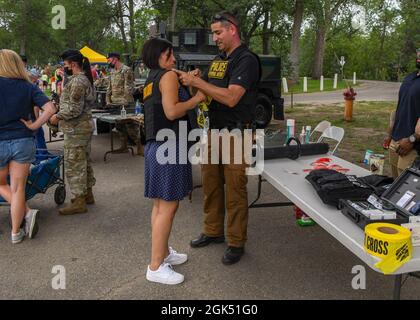 Le Service de police de Minot organise la soirée nationale au parc Roosevelt le 3 août 2021, à Minot, Dakota du Nord. Événement annuel de Minot depuis 2010, il encourage les partenariats entre la police et la communauté et présente l'hélicoptère Criticaire NorthStar, les premiers intervenants, la musique, les jeux, la nourriture, Prix, stands éducatifs, démonstrations K-9, véhicules blindés et équipement des forces de l'ordre, y compris les forces de sécurité de la Force aérienne des États-Unis et le Bureau des enquêtes spéciales. Banque D'Images