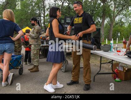 Le Service de police de Minot organise la soirée nationale au parc Roosevelt le 3 août 2021, à Minot, Dakota du Nord. Événement annuel de Minot depuis 2010, il encourage les partenariats entre la police et la communauté et présente l'hélicoptère Criticaire NorthStar, les premiers intervenants, la musique, les jeux, la nourriture, Prix, stands éducatifs, démonstrations K-9, véhicules blindés et équipement des forces de l'ordre, y compris les forces de sécurité de la Force aérienne des États-Unis et le Bureau des enquêtes spéciales. Banque D'Images