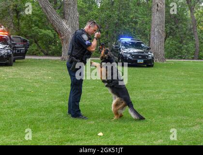 Le Service de police de Minot organise la soirée nationale au parc Roosevelt le 3 août 2021, à Minot, Dakota du Nord. Événement annuel de Minot depuis 2010, il encourage les partenariats entre la police et la communauté et présente l'hélicoptère Criticaire NorthStar, les premiers intervenants, la musique, les jeux, la nourriture, Prix, stands éducatifs, démonstrations K-9, véhicules blindés et équipement des forces de l'ordre, y compris les forces de sécurité de la Force aérienne des États-Unis et le Bureau des enquêtes spéciales. Banque D'Images