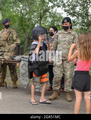 Le Service de police de Minot organise la soirée nationale au parc Roosevelt le 3 août 2021, à Minot, Dakota du Nord. Événement annuel de Minot depuis 2010, il encourage les partenariats entre la police et la communauté et présente l'hélicoptère Criticaire NorthStar, les premiers intervenants, la musique, les jeux, la nourriture, Prix, stands éducatifs, démonstrations K-9, véhicules blindés et équipement des forces de l'ordre, y compris les forces de sécurité de la Force aérienne des États-Unis et le Bureau des enquêtes spéciales. Banque D'Images