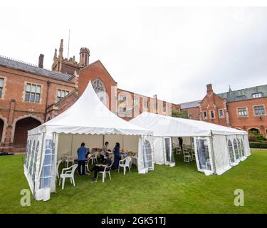 La clinique de vaccination à l'entrée du quad derrière le bâtiment Lanyon, qui fait partie de l'initiative de vaccination du campus de l'Université Queen's à Belfast. L'initiative impliquera environ 60 cliniques sans rendez-vous en septembre couvrant quelque 30 campus, offrant des premières doses aux étudiants des universités et des établissements d'enseignement supérieur d'Irlande du Nord. Date de la photo: Lundi 13 2021 septembre. Banque D'Images