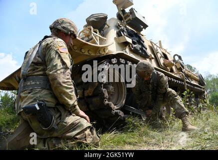 Des soldats de la 1201e Forward support Company, Garde nationale de l'Armée de Virginie-Occidentale (WVARNG), travaillent sur un véhicule à chenilles pendant la grève du Nord (NS) 21-2 au Camp Grayling joint Smaniat Training Centre, Grayling (Michigan), le 3 août 2021. À la suite de leur participation en Nouvelle-Écosse, le 1er Bataillon, 201st Field Artillery Regiment, WVARNG, abritera leurs Howitzers automoteurs M109A6 Paladin sur le site d’équipement de manœuvre et d’entraînement du Camp Grayling. Banque D'Images