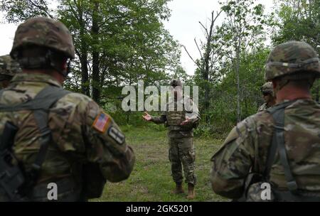 Brig. De l'armée américaine Le général Bill Crane, adjudant général de la Garde nationale W. Va, parle à un groupe de soldats de la Garde nationale de l'Armée W. va pendant la grève du Nord (NS) 21-2 au Camp Grayling joint Smaniat Training Centre, Grayling (Michigan), le 3 août 2021. Au cours de sa visite, Crane a rencontré ses troupes du 201e Bataillon d'artillerie de campagne et de la 1201e Compagnie de soutien avant. Banque D'Images